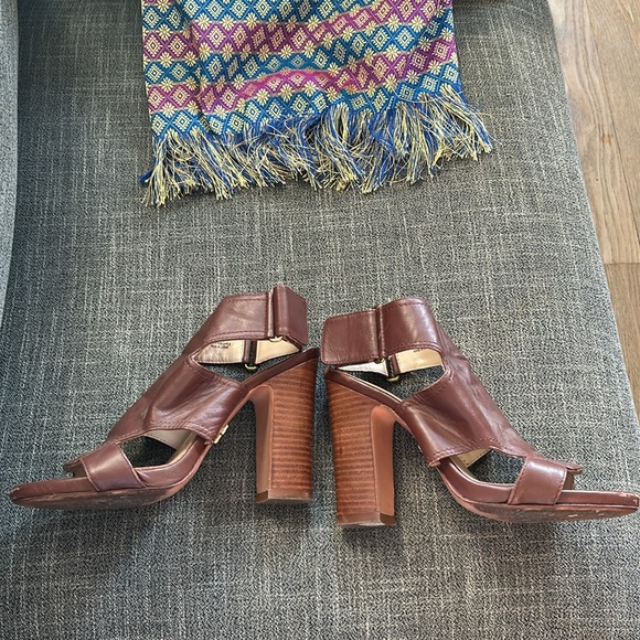 Brown heels with faux leather front design - Picture 5 of 6